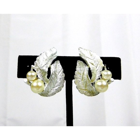 Vintage 60s Signed Sarah Coventry Textured Leaves Faux Pearls Clip on Earrings - Picture 1 of 9